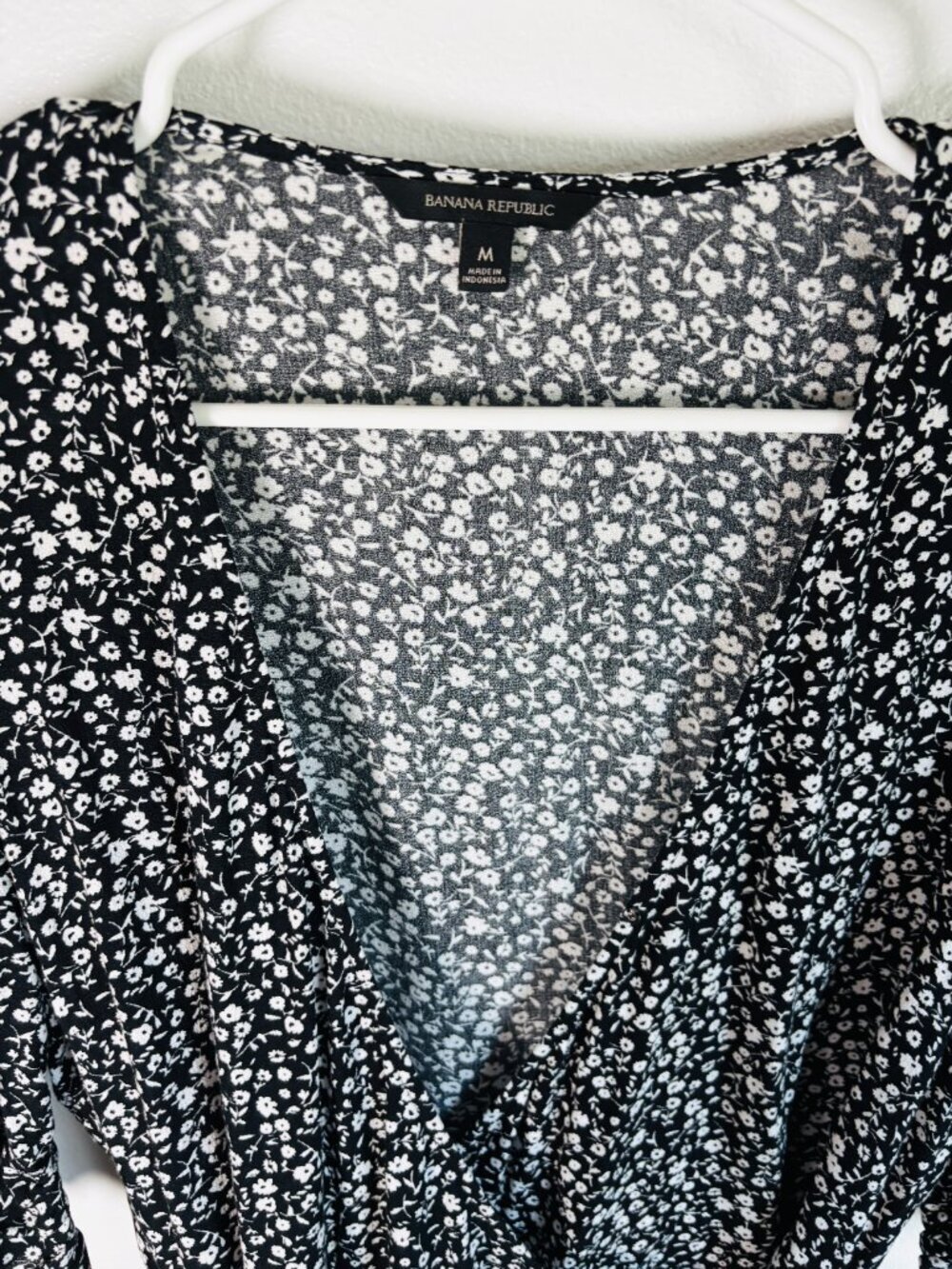 Banana Republic Black & White Blouse Size M - Made in Indonesia - Picture 3 of 4